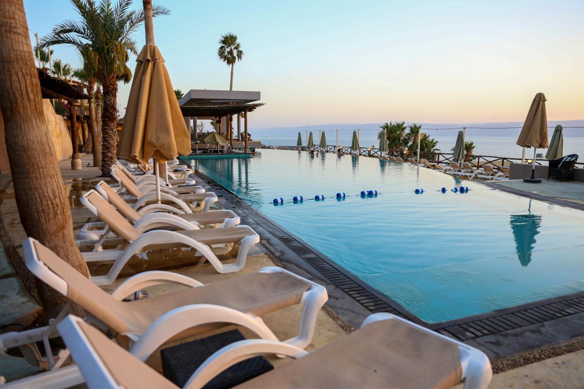 O Beach Hotel & Resort Sweimeh Екстериор снимка
