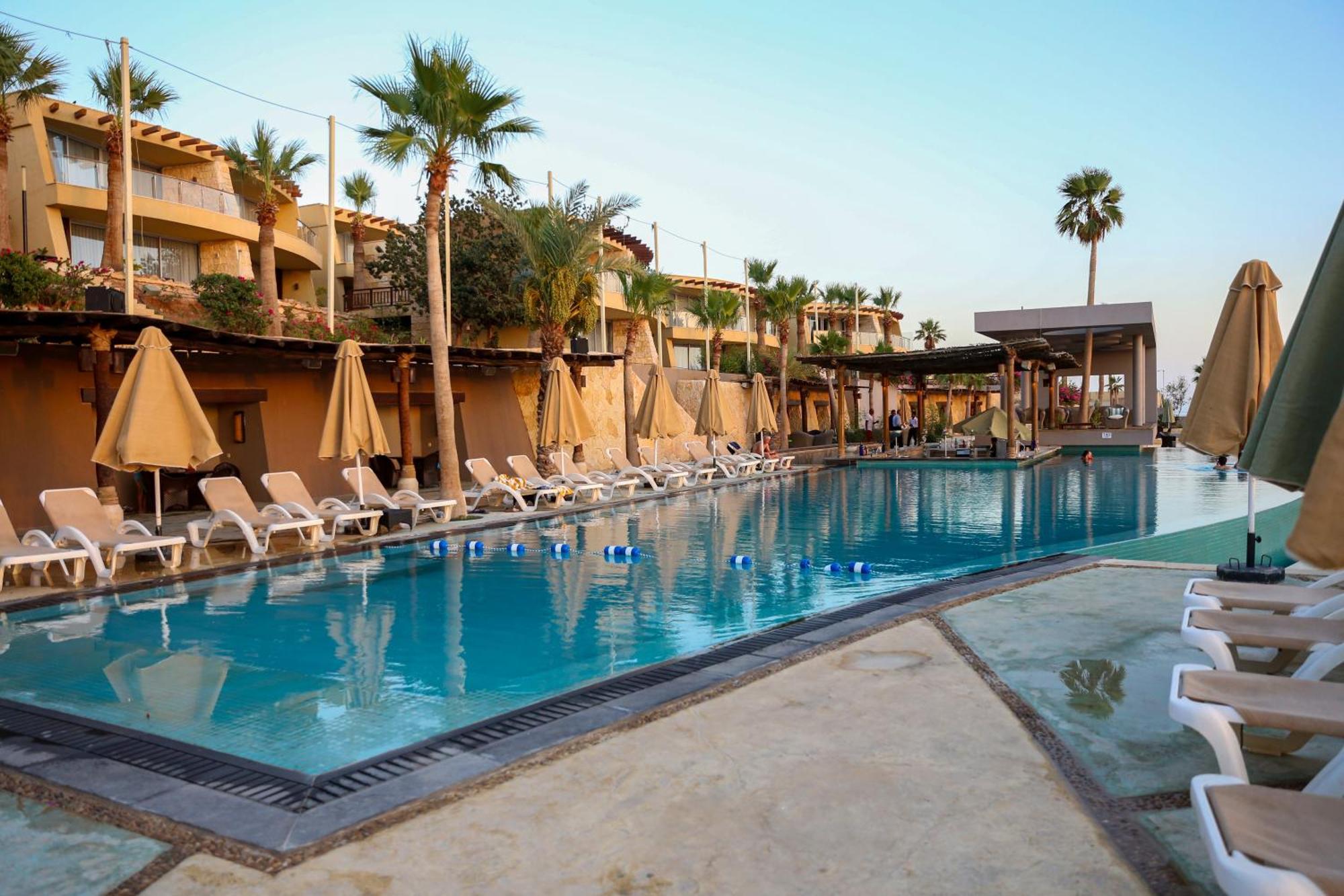 O Beach Hotel & Resort Sweimeh Екстериор снимка